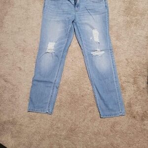 Light Wash Distressed Women’s Capris